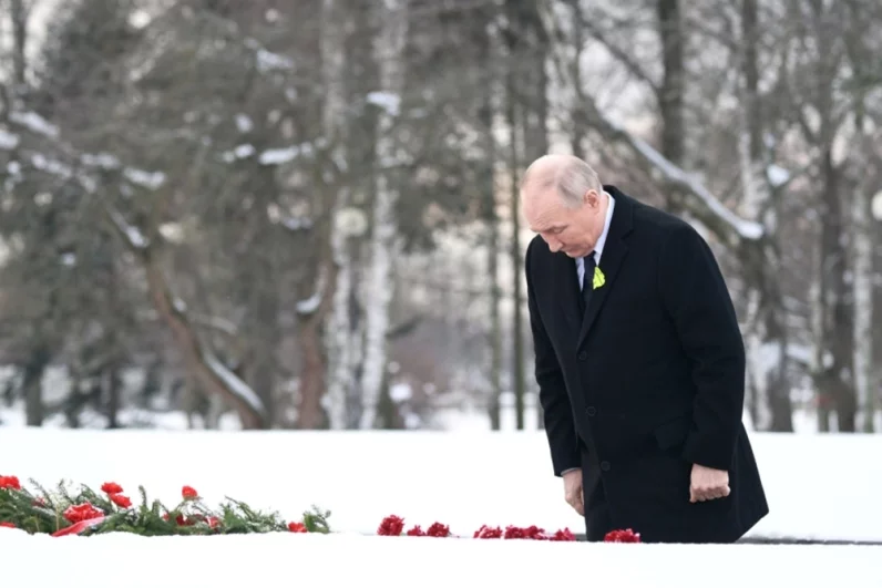  Президент РФ Владимир Путин возлагает цветы к могиле брата, который умер ребенком в блокадном Ленинграде, на Пискарёвском мемориальном кладбище в Санкт-Петербурге.