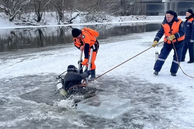 Проверить все дно. Как идут поиски провалившихся под лед детей