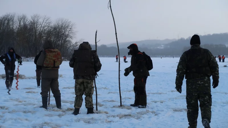 Следователи и поисковики работают на месте.