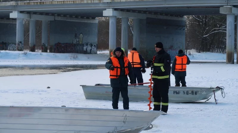 Лед на реке приходится вскрывать.