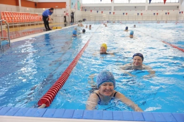 Приобрести новые навыки можно и в 67 лет благодаря бесплатным занятиям по плаванию.