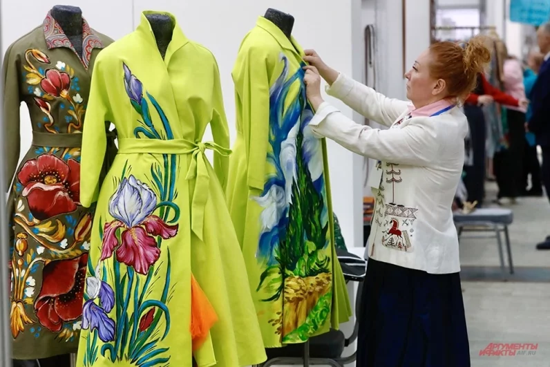 Разброс тем на выставке огромен: от ягод, меда и солений до высокой моды и живописи.