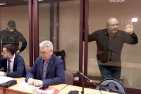 Обвинения включают занятие высшего положения в преступной иерархии, хранение оружия и организацию убийств.