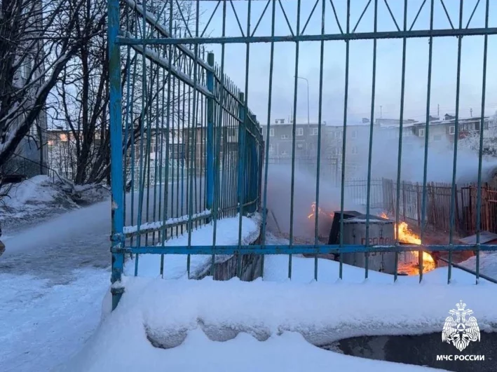 Факельное горение газовой колонки, при заправке которой произошёл взрыв.
