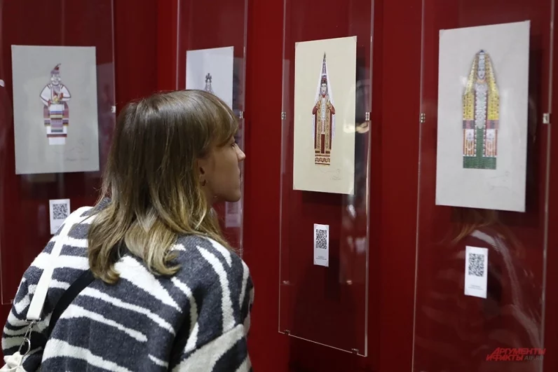 На выставке представлены как товары, которые можно купить, так и художественные экспонаты, позволяющие узнать больше о культуре народов России.