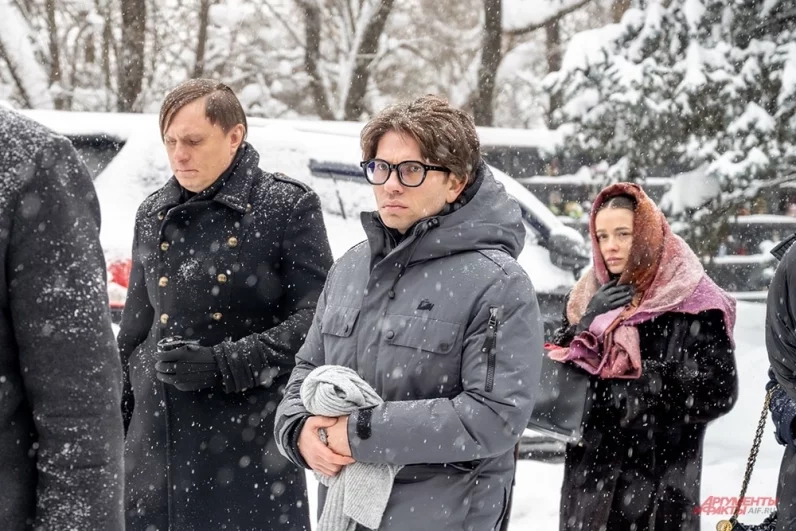 Сын Александра Олейникова -  Максим на церемонии прощания.