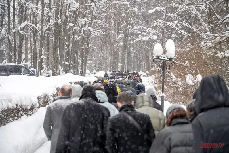 Церемония прощания с продюсером и телеведущим Александром Олейниковым на Троекуровском кладбище.
