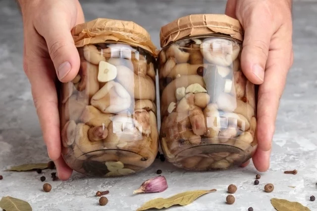 Из маринованных грибов можно сделать множество вкусных блюд.