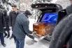 Церемония прощания с продюсером и телеведущим Александром Олейниковым на Троекуровском кладбище.