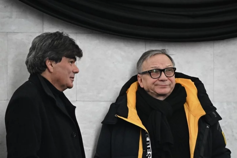 Режиссер, генеральный директор Студии «ВоенФильм» Игорь Угольников (справа) на церемонии прощания.