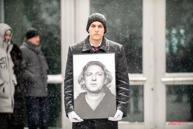 Церемония прощания с продюсером и телеведущим Александром Олейниковым на Троекуровском кладбище.