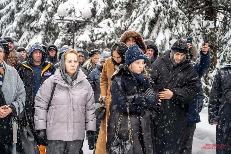 Дочь Александра Олейникова Дарья (справа) на церемонии прощания.