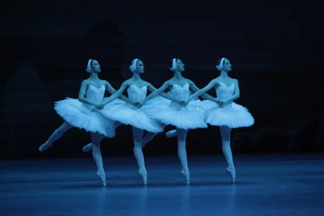 На историческую сцену Большого возвращается классическая постановка «Лебединое озеро».