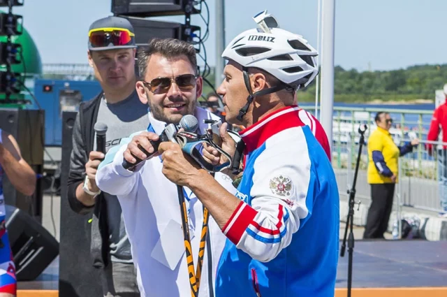 Николай Круглов-младший - в центре. 