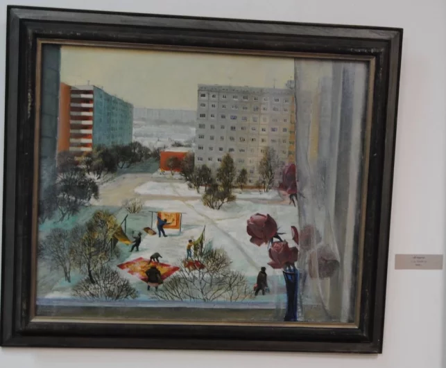 У этой картины тоже есть необычная история. 8 марта Анастасия выглянула в окно и увидела, как женщина стоит с ковром в руках и ждёт, пока освободится для неё место.