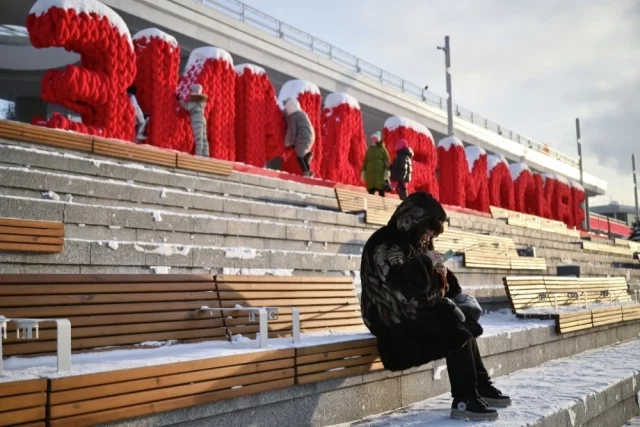  Женщина зимой на Крымской набережной в Москве.