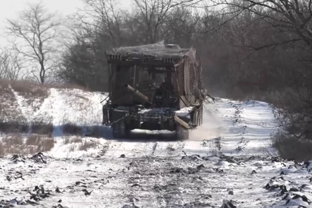 Танк Т-80БВМ на боевой задаче.