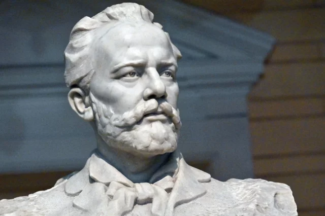 Ведущим солистам балета Национальной оперы Украины грозит увольнение за участие в постановке «Лебединого озера» Петра Чайковского.