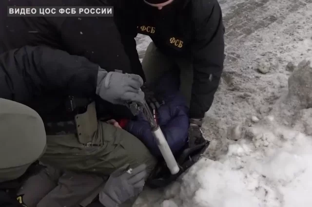 Момент, когда сотрудник выхватывает из кармана задержанного пистолет с глушителем.