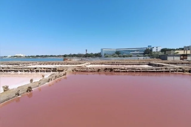 Один из бассейнов Сакского озера.