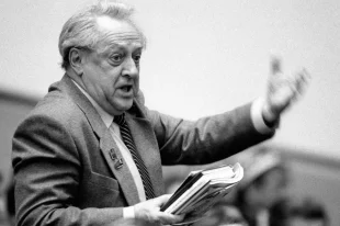 Народный артист СССР Владислав Стржельчик выступает на XIX Всесоюзной конференции КПСС. 1988 г.