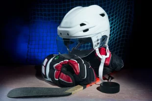 Защитная экипировка — это не опция для профессионалов, а обязательное условие безопасности для каждого ребенка, выходящего на лед.