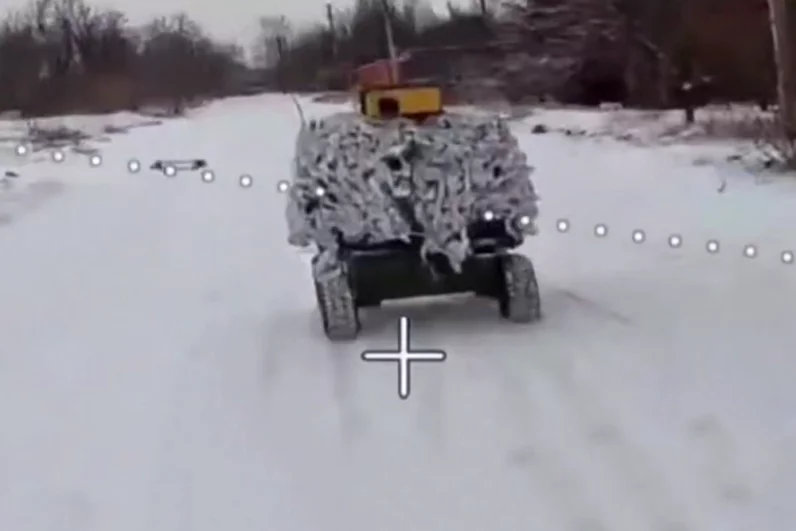 Также были уничтожены два блиндажа с живой силой и замаскированные 152-мм орудие Д-30 и миномет ВСУ.