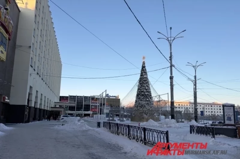 В Мурманске отключили дополнительное освещение, в том числе и на ёлке.