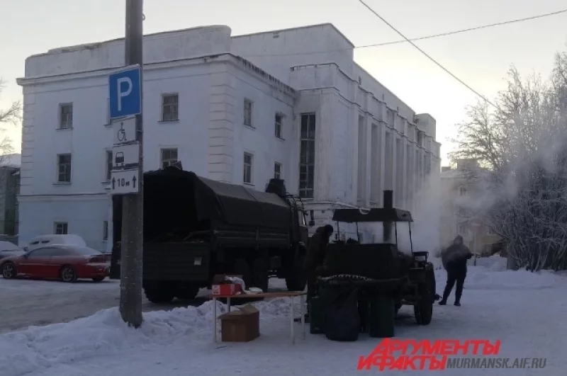 Мурманчанам раздают горячий чай.