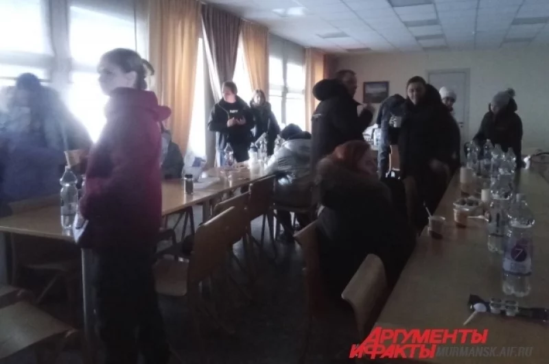 На пункте помощи много людей, здесь можно попить чай.