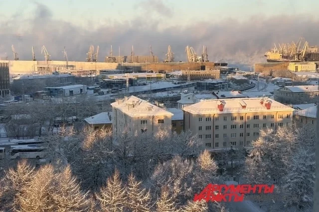 Свет на время потух и в мурманском порту. Кольский залив парит в сильный мороз.