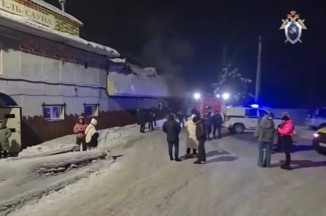 Сотрудники МЧС потушили огонь.