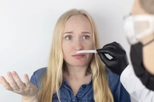 Лишиться нюха можно по многим причинам. Это не только ухудшает качество жизни, но и может говорить о повышенном риске некоторых болезней.