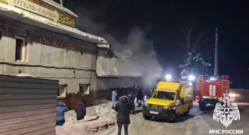 Родственники погибших в прокопьевской сауне подростков приезжают к месту пожара.