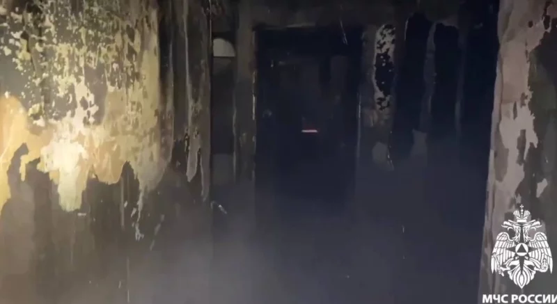 Стены внутри помещения сауны сильно обгорели во время пожара.