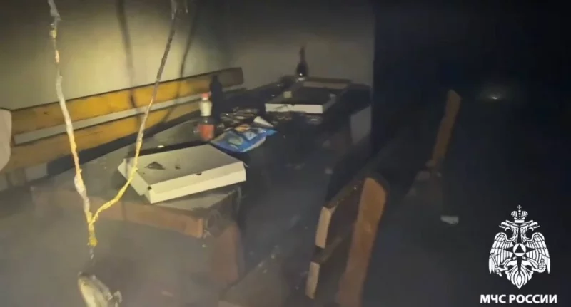 Судя по фото, подростки отдыхали вовсю: ели пиццу и пили разные напитки.