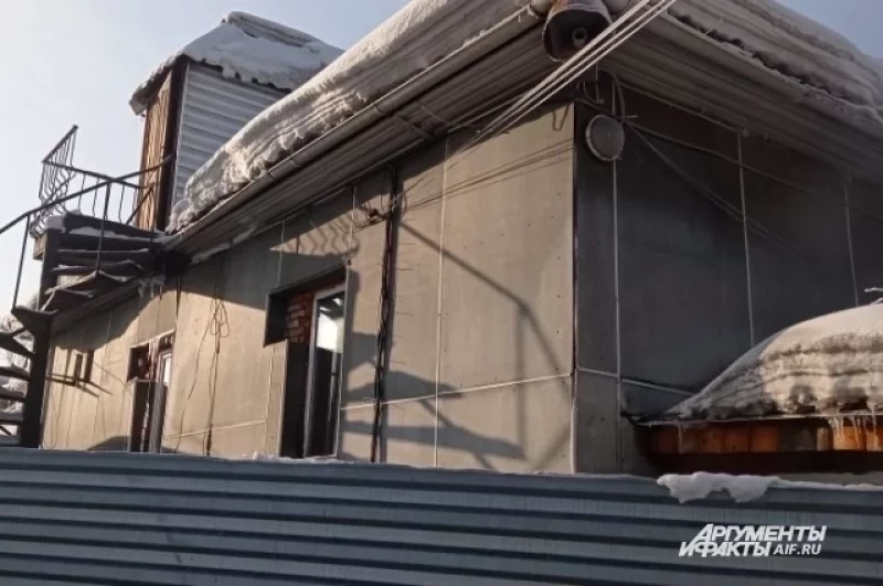 Кое-где даже видно повреждения фасада огнём.