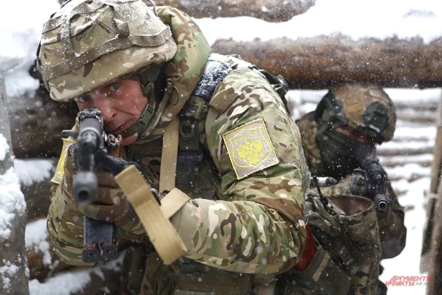 Οι μαχητές-επίθεσης επιτίθενται στην τακτική εμβέλειας της έφοδος στην τάραχτια στα δύο.