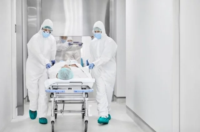 Эпидемиологи выявляют все контакты заболевших, чтобы предотвратить дальнейшее распространение вируса.  