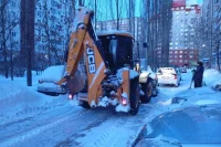 На улицы вышли сотни единиц техники, но дворы всё равно заметало так, что завернуть туда на машине означало там и остаться.