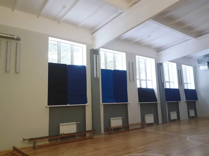 В спортзале окна заложены спортивными матами от осколков снарядов.