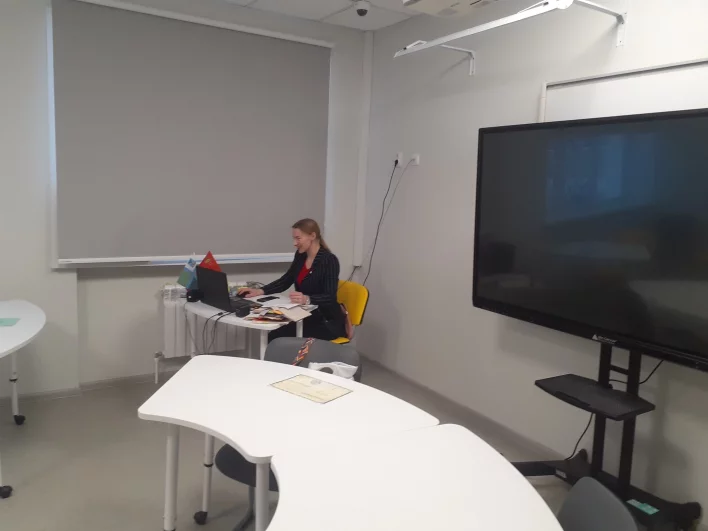 Учителя ведут занятия с девочками дистанционно.