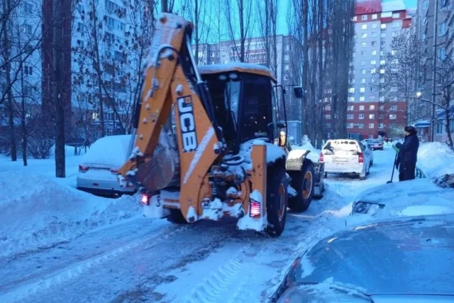 На улицы вышли сотни единиц техники, но дворы всё равно заметало так, что завернуть туда на машине означало там и остаться.
