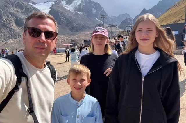 У актера четверо детей: старшему сыну недавно исполнилось 18 лет.