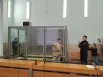 В районном суде скамья подсудимых была огорожена решёткой. В областной инстанции - стеклом.