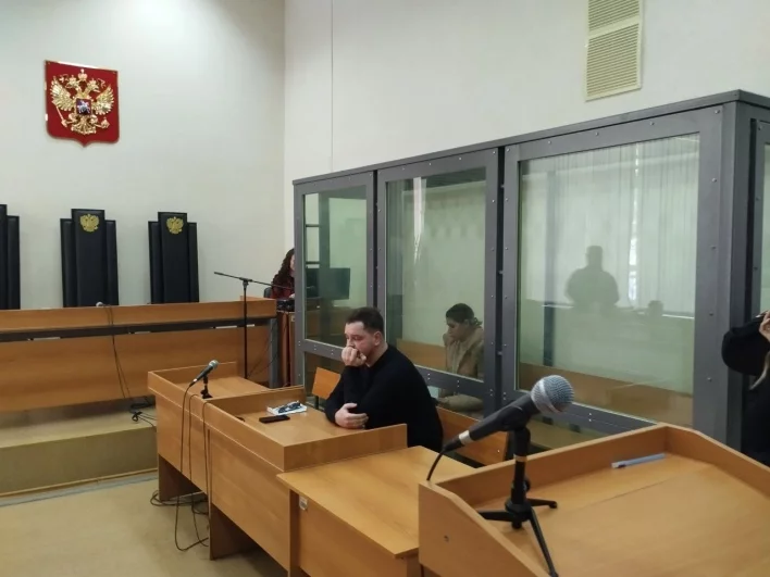 Из-за большого числа присутствующих заседание перенесли в зал попросторнее.