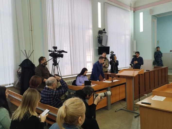 Следствие настаивало на продлении ареста на три месяца. За это время расследование может быть завершено.