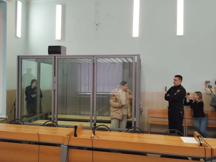 В районном суде скамья подсудимых была огорожена решёткой. В областной инстанции - стеклом.