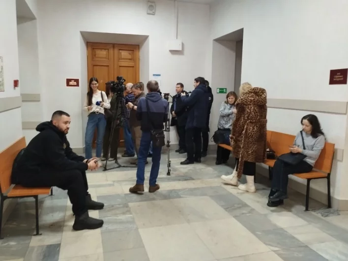 На заседание по продлению ареста Тарховой собралось немало журналистов.