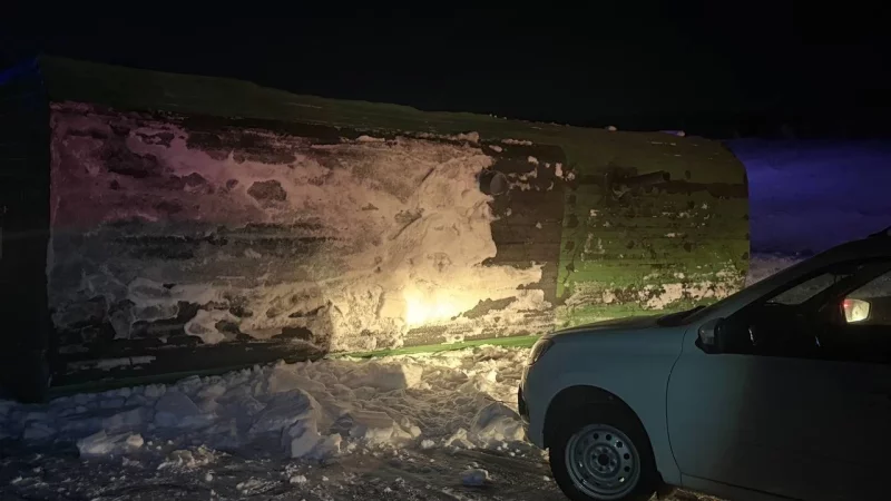 На автобус с детьми упал, как сообщалось, модульный дом. На кадрах видно, что это вагончик типа бытовки.